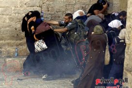 بالصور.. التاريخ يسطر صمود نساء فلسطين فى وجه قوات الاحتلال