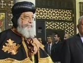 إلتقاط صورا تذكارية فى الكنيسة المعلقة