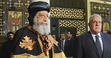 إلتقاط صورا تذكارية فى الكنيسة المعلقة